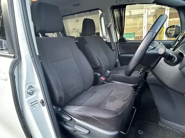 トヨタ ノア G 長崎県 2015(平27)年 9.2万km ホワイトパールクリスタルシャイン 片側パワースライドドア/ディーラーOP/SDナビ【NSZN-W64T】/・Bluetooth接続/・フルセグTV/・DVD再生/バックカメラ/クルーズコントロール/ETC/LEDオートヘッドライト/フォグライト/オートマチックハイビーム/アイドリングストップ/横すべり防止装置/ドライブレコーダー/MTモード付AT/オールオートPW/ISOFIX