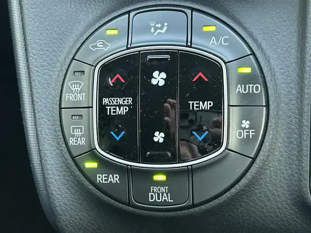 トヨタ ノア G 長崎県 2015(平27)年 9.2万km ホワイトパールクリスタルシャイン 片側パワースライドドア/ディーラーOP/SDナビ【NSZN-W64T】/・Bluetooth接続/・フルセグTV/・DVD再生/バックカメラ/クルーズコントロール/ETC/LEDオートヘッドライト/フォグライト/オートマチックハイビーム/アイドリングストップ/横すべり防止装置/ドライブレコーダー/MTモード付AT/オールオートPW/ISOFIX