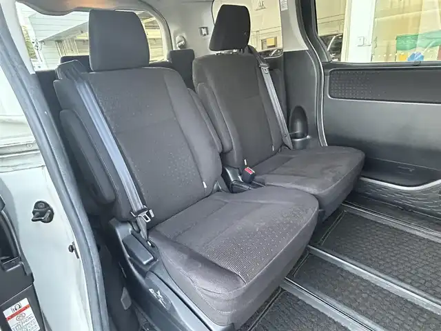 トヨタ ノア G 長崎県 2015(平27)年 9.2万km ホワイトパールクリスタルシャイン 片側パワースライドドア/ディーラーOP/SDナビ【NSZN-W64T】/・Bluetooth接続/・フルセグTV/・DVD再生/バックカメラ/クルーズコントロール/ETC/LEDオートヘッドライト/フォグライト/オートマチックハイビーム/アイドリングストップ/横すべり防止装置/ドライブレコーダー/MTモード付AT/オールオートPW/ISOFIX