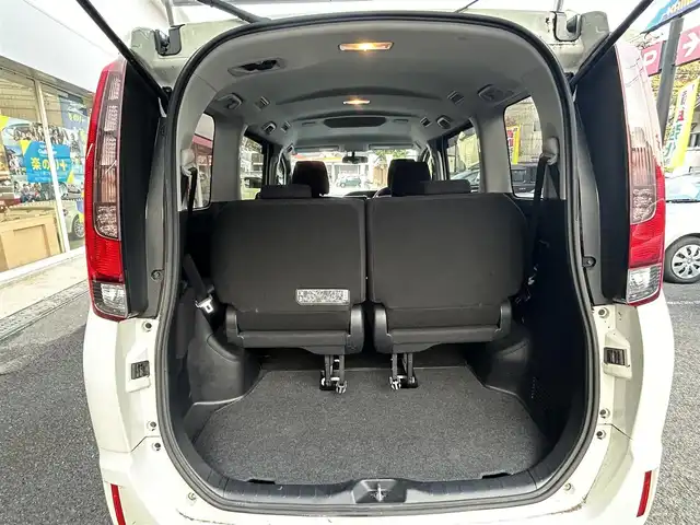 トヨタ ノア G 長崎県 2015(平27)年 9.2万km ホワイトパールクリスタルシャイン 片側パワースライドドア/ディーラーOP/SDナビ【NSZN-W64T】/・Bluetooth接続/・フルセグTV/・DVD再生/バックカメラ/クルーズコントロール/ETC/LEDオートヘッドライト/フォグライト/オートマチックハイビーム/アイドリングストップ/横すべり防止装置/ドライブレコーダー/MTモード付AT/オールオートPW/ISOFIX