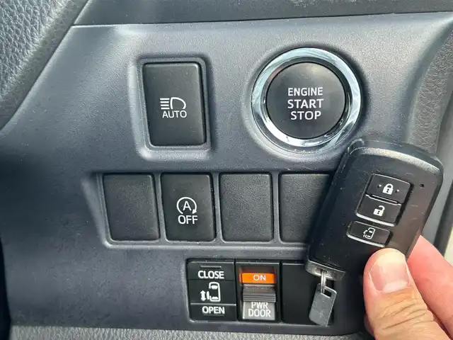 トヨタ ノア G 長崎県 2015(平27)年 9.2万km ホワイトパールクリスタルシャイン 片側パワースライドドア/ディーラーOP/SDナビ【NSZN-W64T】/・Bluetooth接続/・フルセグTV/・DVD再生/バックカメラ/クルーズコントロール/ETC/LEDオートヘッドライト/フォグライト/オートマチックハイビーム/アイドリングストップ/横すべり防止装置/ドライブレコーダー/MTモード付AT/オールオートPW/ISOFIX