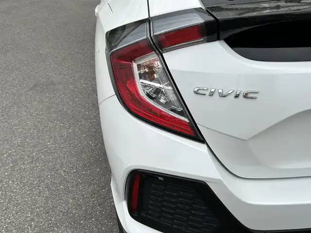 ホンダ シビック ハッチバック ホンダセンシング 山形県 2018(平30)年 8.6万km ホワイトオーキッドパール 禁煙車/純正SDナビ/・フルセグ/CD/DVD/AM/FM/衝突軽減ブレーキ/アダプティブクルーズコントロール/横滑り防止装置/レーンキープアシスト/アイドリングストップ/盗難防止装置/コーナーセンサー/バックカメラ/オートライト/LEDライト/フォグランプ/純正18インチアルミホイール/純正フロアマット/前席シートヒーター/ETC