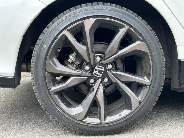 ホンダ シビック ハッチバック ホンダセンシング 山形県 2018(平30)年 8.6万km ホワイトオーキッドパール 禁煙車/純正SDナビ/・フルセグ/CD/DVD/AM/FM/衝突軽減ブレーキ/アダプティブクルーズコントロール/横滑り防止装置/レーンキープアシスト/アイドリングストップ/盗難防止装置/コーナーセンサー/バックカメラ/オートライト/LEDライト/フォグランプ/純正18インチアルミホイール/純正フロアマット/前席シートヒーター/ETC