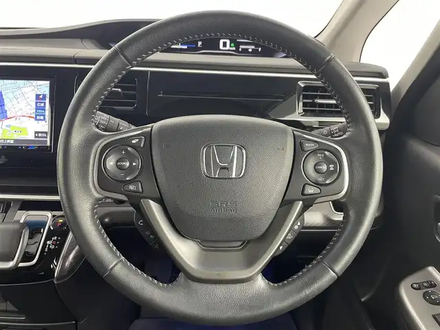 ホンダ ステップワゴン スパーダ eHEV G ホンダS 埼玉県 2020(令2)年 6.3万km プラチナホワイトパール 社外ナビ　MDV-S708L/(Bluetooth/USB/ipod/CD/DVD/AM/FM)/地デジフルセグ/バックカメラ/前方ドライブレコーダー/ETC2.0/Honda SENSING/・アダプティブ・クルーズ・コントロール/・衝突軽減ブレーキ/・誤発進抑制機能/・歩行者事故低減ステアリング/・路外逸脱抑制機能/・先行車発進お知らせ機能/・標識認識機能/電子パーキングシステム/ブレーキホールド/EVモード/ステアリングリモコン/プッシュスタート/両側パワースライドドア/ロールサンシェード/ウィンカーミラー/フロントフォグランプ/社外フロアマット/社外ドアバイザー/純正16インチアルミホイール付205/60R16サマータイヤ×4車載