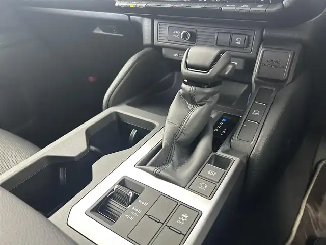 トヨタ ランドクルーザー ２５０ VX 千葉県 2025(令7)年 0.1万km アバンギャルドブロンズメタリック サンルーフ/丸目ヘッドライト/セーフティセンス（衝突回避支援パッケージ）/・プリクラッシュセーフティ/・レーンディパーチャーアラート/・オートマチックハイビーム/・ドライバー異常時対応システム/・プロアクティブドライビングアシスト/・発進遅れ告知機能/・レーンレーシングアシスト/・レーダークルーズコントロール/・ロードサインアシスト/12.3インチディスプレイオーディオ/・コネクティッドナビ対応/・AM/FMチューナー/・USB入力/・Apple CarPlay/Android Auto/・ETC2.0/・地デジTV/・HDMI入力/・パイオニア プレミアムサウンドシステム/デジタルインナーミラー/ステアリングヒーター/ブラインドスポットモニター/LEDヘッドライト/純正18インチAW/運転席パワーシート/コーナーセンサー/ビルトインETC2.0