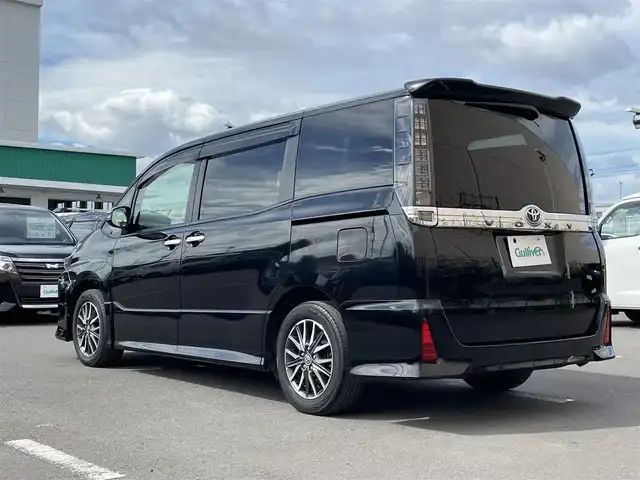 トヨタ ヴォクシー 東京都 2017(平29)年 8.2万km ブラック 純正ナビ/【Bluetooth/CD/DVD/フルセグTV】/バックカメラ/ETC/両側パワースライドドア/LEDヘッドライト/トヨタセーフティセンス/・プリクラッシュセーフティ/スマートキー/電動格納ミラー/16インチアルミホイール