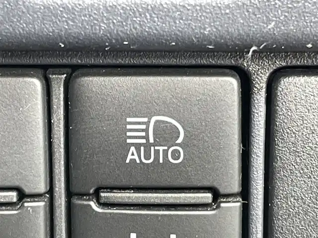 トヨタ ヴォクシー 東京都 2017(平29)年 8.2万km ブラック 純正ナビ/【Bluetooth/CD/DVD/フルセグTV】/バックカメラ/ETC/両側パワースライドドア/LEDヘッドライト/トヨタセーフティセンス/・プリクラッシュセーフティ/スマートキー/電動格納ミラー/16インチアルミホイール