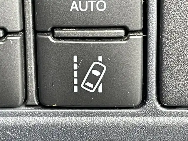 トヨタ ヴォクシー 東京都 2017(平29)年 8.2万km ブラック 純正ナビ/【Bluetooth/CD/DVD/フルセグTV】/バックカメラ/ETC/両側パワースライドドア/LEDヘッドライト/トヨタセーフティセンス/・プリクラッシュセーフティ/スマートキー/電動格納ミラー/16インチアルミホイール