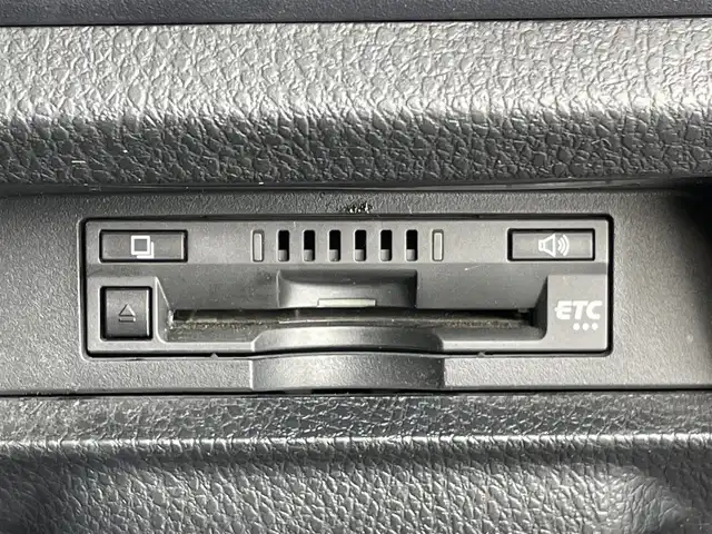 トヨタ ヴォクシー 東京都 2017(平29)年 8.2万km ブラック 純正ナビ/【Bluetooth/CD/DVD/フルセグTV】/バックカメラ/ETC/両側パワースライドドア/LEDヘッドライト/トヨタセーフティセンス/・プリクラッシュセーフティ/スマートキー/電動格納ミラー/16インチアルミホイール