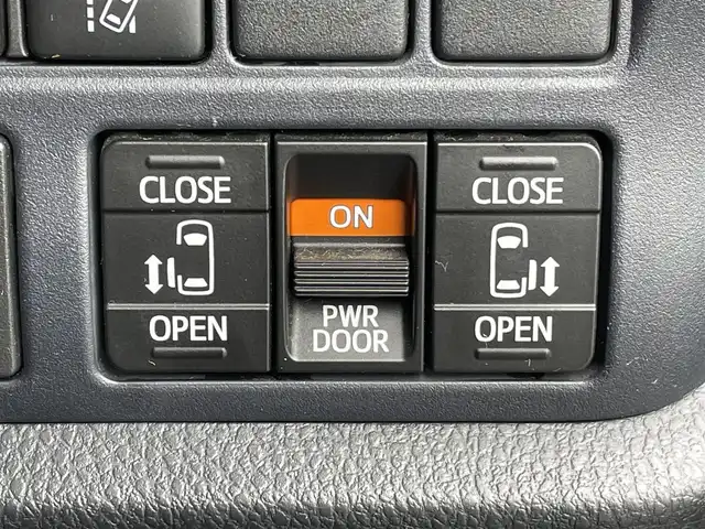 トヨタ ヴォクシー 東京都 2017(平29)年 8.2万km ブラック 純正ナビ/【Bluetooth/CD/DVD/フルセグTV】/バックカメラ/ETC/両側パワースライドドア/LEDヘッドライト/トヨタセーフティセンス/・プリクラッシュセーフティ/スマートキー/電動格納ミラー/16インチアルミホイール