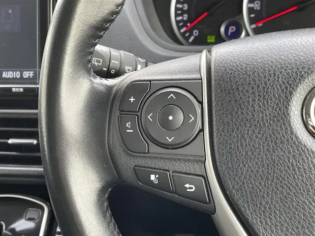 トヨタ ヴォクシー 東京都 2017(平29)年 8.2万km ブラック 純正ナビ/【Bluetooth/CD/DVD/フルセグTV】/バックカメラ/ETC/両側パワースライドドア/LEDヘッドライト/トヨタセーフティセンス/・プリクラッシュセーフティ/スマートキー/電動格納ミラー/16インチアルミホイール