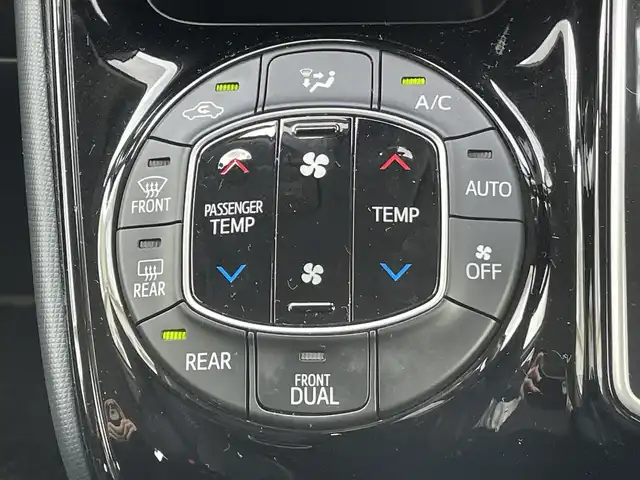 トヨタ ヴォクシー 東京都 2017(平29)年 8.2万km ブラック 純正ナビ/【Bluetooth/CD/DVD/フルセグTV】/バックカメラ/ETC/両側パワースライドドア/LEDヘッドライト/トヨタセーフティセンス/・プリクラッシュセーフティ/スマートキー/電動格納ミラー/16インチアルミホイール