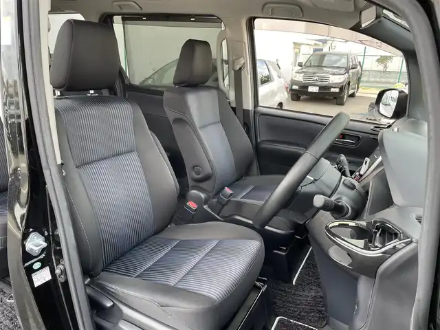 トヨタ ヴォクシー 東京都 2017(平29)年 8.2万km ブラック 純正ナビ/【Bluetooth/CD/DVD/フルセグTV】/バックカメラ/ETC/両側パワースライドドア/LEDヘッドライト/トヨタセーフティセンス/・プリクラッシュセーフティ/スマートキー/電動格納ミラー/16インチアルミホイール