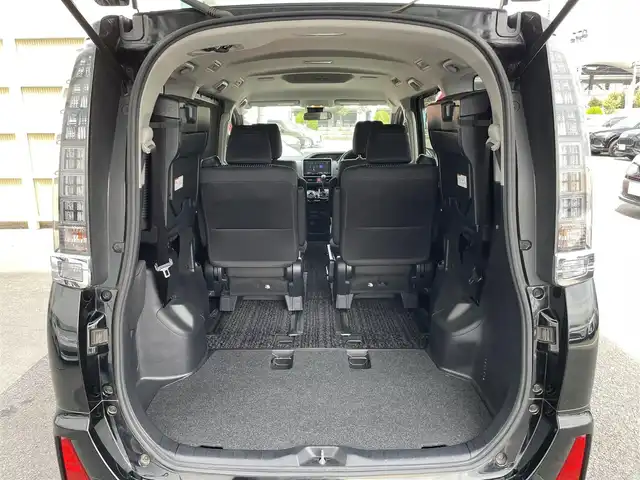 トヨタ ヴォクシー 東京都 2017(平29)年 8.2万km ブラック 純正ナビ/【Bluetooth/CD/DVD/フルセグTV】/バックカメラ/ETC/両側パワースライドドア/LEDヘッドライト/トヨタセーフティセンス/・プリクラッシュセーフティ/スマートキー/電動格納ミラー/16インチアルミホイール