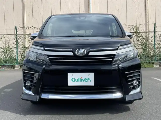 トヨタ ヴォクシー 東京都 2017(平29)年 8.2万km ブラック 純正ナビ/【Bluetooth/CD/DVD/フルセグTV】/バックカメラ/ETC/両側パワースライドドア/LEDヘッドライト/トヨタセーフティセンス/・プリクラッシュセーフティ/スマートキー/電動格納ミラー/16インチアルミホイール