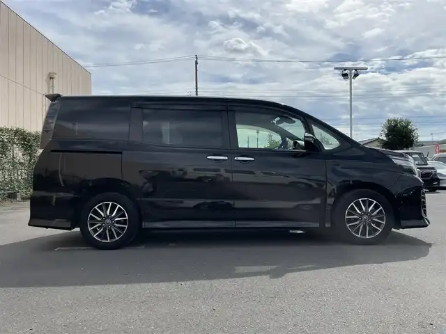 トヨタ ヴォクシー 東京都 2017(平29)年 8.2万km ブラック 純正ナビ/【Bluetooth/CD/DVD/フルセグTV】/バックカメラ/ETC/両側パワースライドドア/LEDヘッドライト/トヨタセーフティセンス/・プリクラッシュセーフティ/スマートキー/電動格納ミラー/16インチアルミホイール