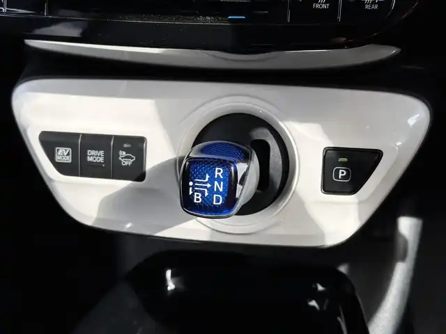 トヨタ プリウス A ツーリングセレクション 宮城県 2018(平30)年 4.6万km ホワイトパールクリスタルシャイン エアロ/セーフティセンス/・プリクラッシュセーフティ/・レーンディパーチャーアラート/・オートマチックハイビーム/・レーダークルーズコントロール/ブラインドスポットモニター/インテリジェントクリアランスソナー/シンプルインテリジェントパーキングアシスト/純正9インチナビ（NSZT-Y66T）/・CD/DVD/・Bluetooth/・フルセグTV/バックカメラ/ビルトインETC/ブラック合皮シート/シートヒーター/革巻きステアリング/ステアリングスイッチ/LEDヘッドライト/フォグランプ/オートライト/スマートキー＆プッシュスタート/電動格納ミラー/純正17インチAW/スペアタイヤ/純正フロアマット/純正ドアバイザー/トノカバー/W/サイド/カーテンエアバッグ