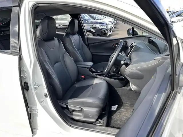 トヨタ プリウス A ツーリングセレクション 宮城県 2018(平30)年 4.6万km ホワイトパールクリスタルシャイン エアロ/セーフティセンス/・プリクラッシュセーフティ/・レーンディパーチャーアラート/・オートマチックハイビーム/・レーダークルーズコントロール/ブラインドスポットモニター/インテリジェントクリアランスソナー/シンプルインテリジェントパーキングアシスト/純正9インチナビ（NSZT-Y66T）/・CD/DVD/・Bluetooth/・フルセグTV/バックカメラ/ビルトインETC/ブラック合皮シート/シートヒーター/革巻きステアリング/ステアリングスイッチ/LEDヘッドライト/フォグランプ/オートライト/スマートキー＆プッシュスタート/電動格納ミラー/純正17インチAW/スペアタイヤ/純正フロアマット/純正ドアバイザー/トノカバー/W/サイド/カーテンエアバッグ