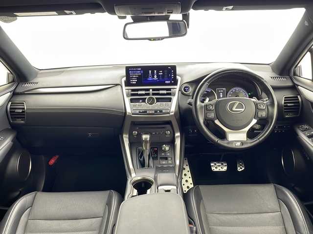 レクサス ＮＸ 300h Fスポーツ 愛知県 2018(平30)年 5.8万km ホワイトノーヴァガラスフレーク パノラマルーフ/三眼LEDヘッドライト/純正ナビ/【Bluetooth/フルセグTV/USB/CD/DVD】/衝突被害軽減ブレーキ/コーナーセンサー/ブラインドスポットモニター/レーンアシスト/レーダークルーズコントロール/パドルシフト/ステアリングヒーター/黒革シート/ベンチレーション（D/N）/シートヒーター（D/N）/バックカメラ/電動リアゲート/ETC2.0/ドライブレコーダー/プッシュスタート/スマートキー/カードキー/スペアキー/オートマチックハイビーム/電動格納ミラー/純正18インチアルミホイール