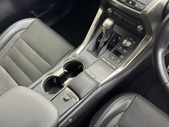 レクサス ＮＸ 300h Fスポーツ 愛知県 2018(平30)年 5.8万km ホワイトノーヴァガラスフレーク パノラマルーフ/三眼LEDヘッドライト/純正ナビ/【Bluetooth/フルセグTV/USB/CD/DVD】/衝突被害軽減ブレーキ/コーナーセンサー/ブラインドスポットモニター/レーンアシスト/レーダークルーズコントロール/パドルシフト/ステアリングヒーター/黒革シート/ベンチレーション（D/N）/シートヒーター（D/N）/バックカメラ/電動リアゲート/ETC2.0/ドライブレコーダー/プッシュスタート/スマートキー/カードキー/スペアキー/オートマチックハイビーム/電動格納ミラー/純正18インチアルミホイール