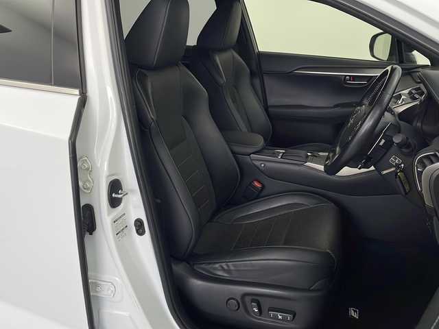 レクサス ＮＸ 300h Fスポーツ 愛知県 2018(平30)年 5.8万km ホワイトノーヴァガラスフレーク パノラマルーフ/三眼LEDヘッドライト/純正ナビ/【Bluetooth/フルセグTV/USB/CD/DVD】/衝突被害軽減ブレーキ/コーナーセンサー/ブラインドスポットモニター/レーンアシスト/レーダークルーズコントロール/パドルシフト/ステアリングヒーター/黒革シート/ベンチレーション（D/N）/シートヒーター（D/N）/バックカメラ/電動リアゲート/ETC2.0/ドライブレコーダー/プッシュスタート/スマートキー/カードキー/スペアキー/オートマチックハイビーム/電動格納ミラー/純正18インチアルミホイール