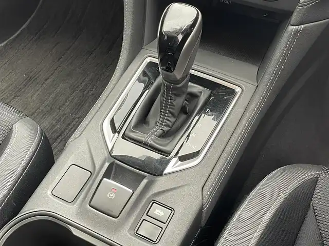 スバル インプレッサ スポーツ 2．0i－Lアイサイト 滋賀県 2017(平29)年 7.2万km クリスタルホワイトP 純正8インチナビ/【CD.DVD.フルセグTV.Bluetooth】/バックカメラ/衝突軽減ブレーキ/追従クルーズコントロール/レーンキープアシスト/LEDヘッドライト/オートライト/アイドリングストップ/MTモード付AT/ETC2.0/プッシュスタート/スマートキー