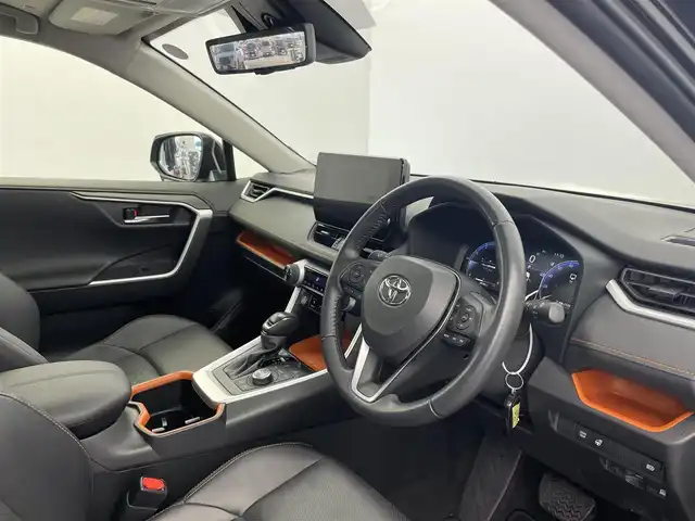 トヨタ ＲＡＶ４ アドベンチャー 富山県 2023(令5)年 3万km アティチュードブラックマイカ 4WD/純正10.5インチナビ/（AM/FM/USB/BT/Miracast）/フルセグTV/バックカメラ/パノラマルーフ/プリクラッシュセーフティ/レーダークルーズコントロール/レーンディパーチャーアラート/ロードサインアシスト/ブラインドスポットモニター/クリアランスソナー/ビルトインETC2.0/デジタルインナーミラー/合皮シート/前席温熱＋ベンチレーションシート/ステアリングヒーター/純正フロアマット/スマートキー/プッシュスタート/取扱説明書/保証書