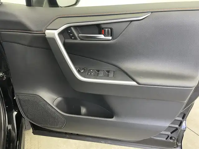 トヨタ ＲＡＶ４ アドベンチャー 富山県 2023(令5)年 3万km アティチュードブラックマイカ 4WD/純正10.5インチナビ/（AM/FM/USB/BT/Miracast）/フルセグTV/バックカメラ/パノラマルーフ/プリクラッシュセーフティ/レーダークルーズコントロール/レーンディパーチャーアラート/ロードサインアシスト/ブラインドスポットモニター/クリアランスソナー/ビルトインETC2.0/デジタルインナーミラー/合皮シート/前席温熱＋ベンチレーションシート/ステアリングヒーター/純正フロアマット/スマートキー/プッシュスタート/取扱説明書/保証書