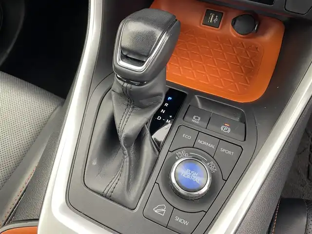 トヨタ ＲＡＶ４ アドベンチャー 富山県 2023(令5)年 3万km アティチュードブラックマイカ 4WD/純正10.5インチナビ/（AM/FM/USB/BT/Miracast）/フルセグTV/バックカメラ/パノラマルーフ/プリクラッシュセーフティ/レーダークルーズコントロール/レーンディパーチャーアラート/ロードサインアシスト/ブラインドスポットモニター/クリアランスソナー/ビルトインETC2.0/デジタルインナーミラー/合皮シート/前席温熱＋ベンチレーションシート/ステアリングヒーター/純正フロアマット/スマートキー/プッシュスタート/取扱説明書/保証書