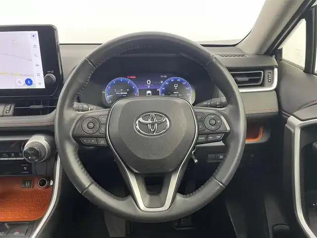 トヨタ ＲＡＶ４ アドベンチャー 富山県 2023(令5)年 3万km アティチュードブラックマイカ 4WD/純正10.5インチナビ/（AM/FM/USB/BT/Miracast）/フルセグTV/バックカメラ/パノラマルーフ/プリクラッシュセーフティ/レーダークルーズコントロール/レーンディパーチャーアラート/ロードサインアシスト/ブラインドスポットモニター/クリアランスソナー/ビルトインETC2.0/デジタルインナーミラー/合皮シート/前席温熱＋ベンチレーションシート/ステアリングヒーター/純正フロアマット/スマートキー/プッシュスタート/取扱説明書/保証書