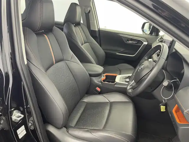 トヨタ ＲＡＶ４ アドベンチャー 富山県 2023(令5)年 3万km アティチュードブラックマイカ 4WD/純正10.5インチナビ/（AM/FM/USB/BT/Miracast）/フルセグTV/バックカメラ/パノラマルーフ/プリクラッシュセーフティ/レーダークルーズコントロール/レーンディパーチャーアラート/ロードサインアシスト/ブラインドスポットモニター/クリアランスソナー/ビルトインETC2.0/デジタルインナーミラー/合皮シート/前席温熱＋ベンチレーションシート/ステアリングヒーター/純正フロアマット/スマートキー/プッシュスタート/取扱説明書/保証書