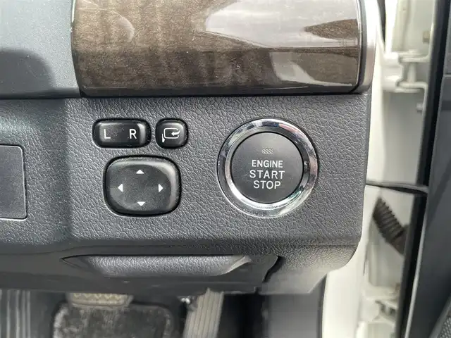 トヨタ マークＸ 250G 福岡県 2014(平26)年 7.1万km ホワイトパールクリスタルシャイン (株)IDOMが運営する【じしゃロン八幡西店】の自社ローン専用車両になります。こちらは現金またはオートローンご利用時の価格です。自社ローンご希望の方は別途その旨お申付け下さい/社外ナビ　(X008V)/【Bluetooth・フルセグ・DVD・CD】/前後ドライブレコーダー　/レーダー探知機　/バックカメラ/ＥＴＣ　/運転席パワーシート　/純正アルミホイール　/全窓パワーウィンドウ　/オートライト/フォグランプ　