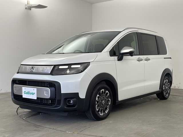 ホンダ フリード ハイブリット e:HEV クロスター 兵庫県 2025(令7)年 0.1千km プラチナホワイトパール ・登録済未使用車/・純正9インチナビ（LXM-242ZFNI）/　Bluetoothオーディオ/　USB接続/　フルセグテレビ/　AppleCarPlay/　AndroidAuto/・バックカメラ/・ホンダセンシング/　衝突被害軽減ブレーキ/　路外逸脱抑制システム/　先行車発進お知らせ/　レーダークルーズコントロール/　レーンキープアシスト/　ブラインドスポットモニター/　標識認識機能/　リアパーキングセンサー/・三列シート/・ウォークスルー/・シートヒーター（運転席・助手席）/・革巻きステアリング/・ステアリングリモコン/・両側パワースライドドア/・電動パーキングブレーキ/・オートブレーキホールド/・ルーフレール/・純正15インチアルミホイール/・ABS/・横滑り防止機能/・前後コーナーセンサー/・盗難防止装置/・オートライト/・LEDヘッドライト/・W＋サイドエアバック/・カーテンエアバック/・スマートキー/・スペアキー/・オートエアコン/・取扱説明書