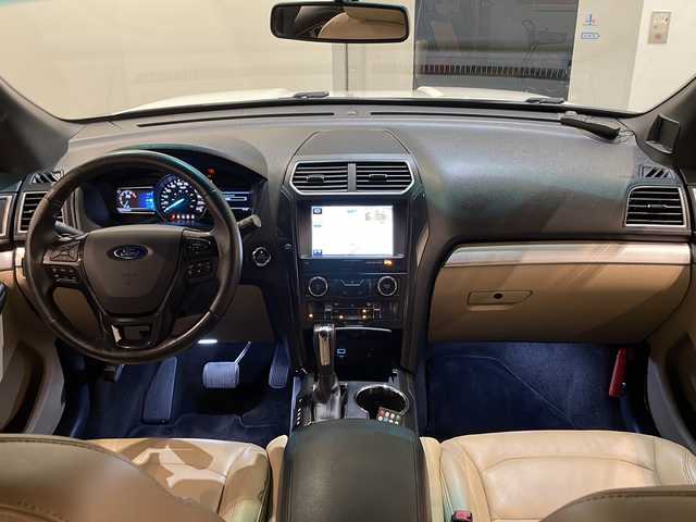 フォード エクスプローラー XLT エコブースト 新潟県 2015(平27)年 9.6万km ホワイトプラチニウム 社外22インチアルミホイール/ベージュレザーシート/パワーシート/シートヒーター/社外ナビ/フルセグTV/バック/サイド/フロントカメラ/ETC/ブラインドスポットアシスト/クロストラフィックアラート/クルーズコントロール/パドルシフト/スマートキー/スペアキー/プッシュスタート/LEDヘッドライト/コーナーセンサー