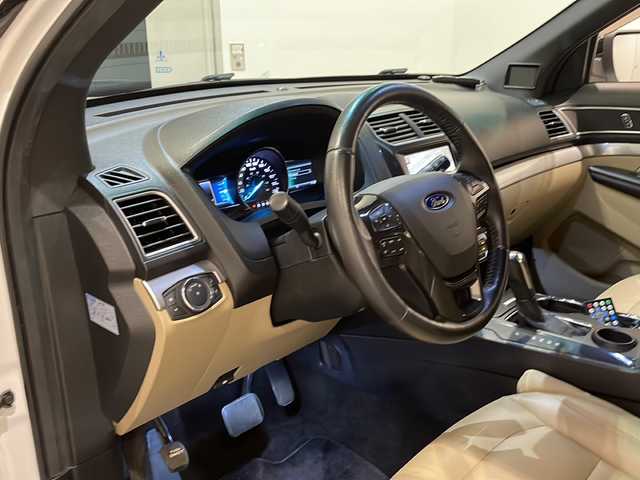 フォード エクスプローラー XLT エコブースト 新潟県 2015(平27)年 9.6万km ホワイトプラチニウム 社外22インチアルミホイール/ベージュレザーシート/パワーシート/シートヒーター/社外ナビ/フルセグTV/バック/サイド/フロントカメラ/ETC/ブラインドスポットアシスト/クロストラフィックアラート/クルーズコントロール/パドルシフト/スマートキー/スペアキー/プッシュスタート/LEDヘッドライト/コーナーセンサー