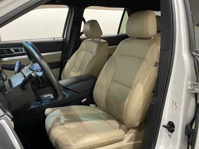フォード エクスプローラー XLT エコブースト 新潟県 2015(平27)年 9.6万km ホワイトプラチニウム 社外22インチアルミホイール/ベージュレザーシート/パワーシート/シートヒーター/社外ナビ/フルセグTV/バック/サイド/フロントカメラ/ETC/ブラインドスポットアシスト/クロストラフィックアラート/クルーズコントロール/パドルシフト/スマートキー/スペアキー/プッシュスタート/LEDヘッドライト/コーナーセンサー