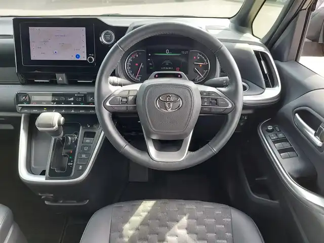 トヨタ ヴォクシー S－Z 東京都 2022(令4)年 2.3万km グリッターブラックガラスフレーク ワンオーナー/快適利便パッケージ（High）/・ハンズフリーデュアルパワースライドドア/・パワーバックドア/・「ナノイーX」/・ステアリングヒーター/・2列目キャプテンシート・シートヒーター・オットマン/Toyota Safety Sense/・プリクラッシュセーフティ/・レーントレーシングアシスト/・先行車発進告知機能/・オートマチックハイビーム/・レーダークルーズコントロール/・クリアランスソナー/・ブラインドスポットモニター/パノラミックビューモニター/アドバンスドパーク/プッシュスタート/MTモード付きAT/純正ナビ/ETC/ドライブレコーダー/ハーフレザーシート/LEDヘッドライト/17インチ純正アルミホイール/スマートキー