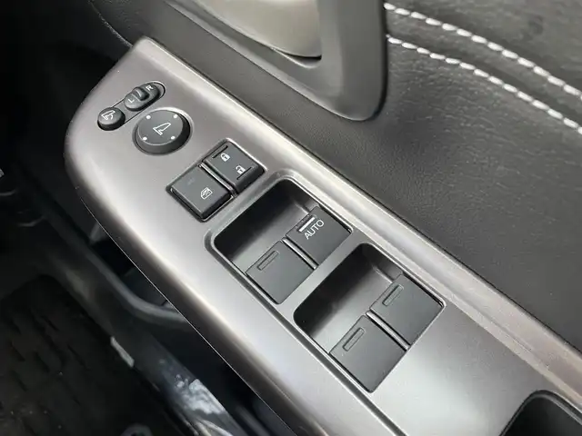 ホンダ フリード ハイブリット モデューロX 福岡県 2023(令5)年 1.4万km プラチナホワイトパール 社外ナビ（BT/フルセグ/DISC/AM/FM)/Bカメラ/両側パワースライドドア/レーダークルーズコントロール/LEDヘッドライト/オートライト/ハーフレザー/ウォークスルー/純正15インチAW/アイドリングストップ/横滑り防止装置/コーナーセンサー/レーンキープアシスト/盗難防止装置/衝突被害軽減システム/スマートキー/ETC