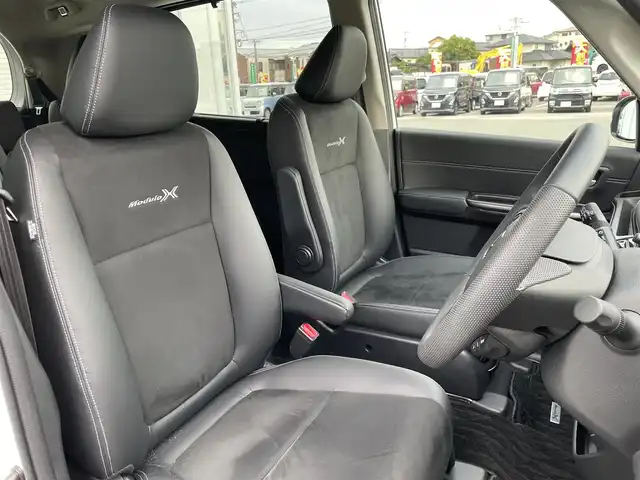 ホンダ フリード ハイブリット モデューロX 福岡県 2023(令5)年 1.4万km プラチナホワイトパール 社外ナビ（BT/フルセグ/DISC/AM/FM)/Bカメラ/両側パワースライドドア/レーダークルーズコントロール/LEDヘッドライト/オートライト/ハーフレザー/ウォークスルー/純正15インチAW/アイドリングストップ/横滑り防止装置/コーナーセンサー/レーンキープアシスト/盗難防止装置/衝突被害軽減システム/スマートキー/ETC