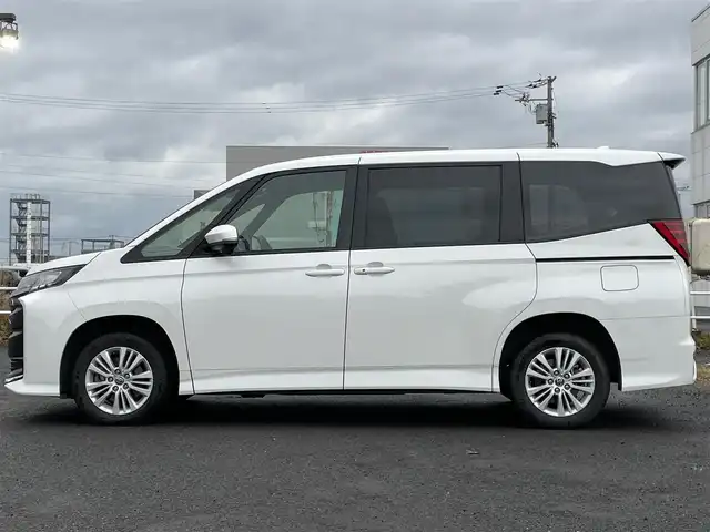 トヨタ ノア S－G 道央・札幌 2024(令6)年 3.1万km ホワイトパールクリスタルシャイン ４WD/寒冷地仕様/純正ディスプレイオーディオ（ナビ機能付き）/CD/DVD/BT/フルセグ/トヨタセーフティセンス/プリクラッシュセーフティ/横滑り防止装置/レーダークルーズコントロール/レーンキープアシスト/クリアランスソナー/プロアクティブドライビングアシスト/パーキングサポートブレーキ/ロードサインアシスト/バックカメラ/ETC/ワイパーデアイサー/ECOMODE/両側パワースライドドア/革巻きステアリング/ステアリングリモコン/電動パーキング/ブレーキホールド/MTモード付AT/プッシュスタート/スマートキー/LEDヘッドライト/オートライト/オートハイビーム/フォグランプ/電動格納ミラー/ウィンカーミラー/フロアマット/レンタカー登録