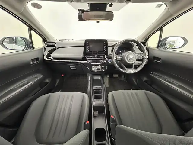 トヨタ アクア X 道央・札幌 2023(令5)年 1万km プラチナホワイトパールマイカ ・４WD/・寒冷地仕様/・１０．５インチディスプレイオーディオ（コネクティッドナビ）/　Miracast/Bluetooth/USB/・ステアリングスイッチ/・バックカメラ/・ビルトインETC/・ドライブレコーダー前後（ZDR017）/・社外１５インチAW（現着・冬）/・純正スチール＋キャップ（積込・夏・同サイズ）/・トヨタセーフティセンス/・衝突被害軽減ブレーキ/・レーンキープアシスト/・レーダークルーズコントロール/・オートマチックハイビーム/・横滑り防止装置/・ABS/・AC100V/・純正フロアマット/・LEDヘッドライト/・ヘッドランプレベライザー/・オートライト/・プッシュスタート/・スマートキー/・スペアキー/・取/保