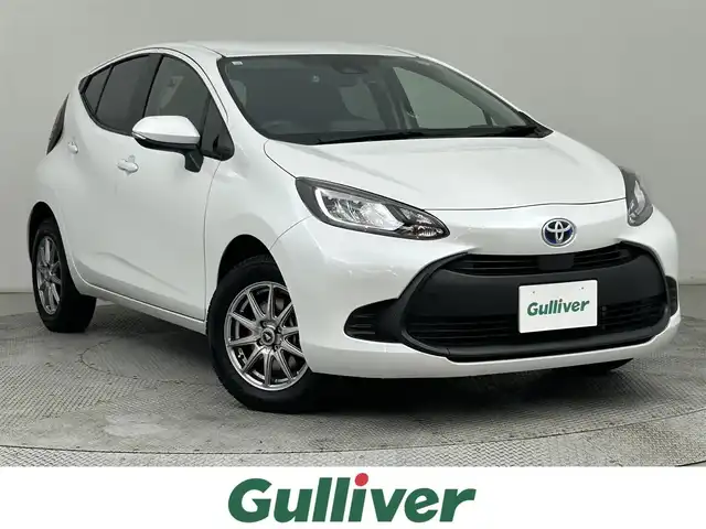 トヨタ アクア X 道央・札幌 2023(令5)年 1万km プラチナホワイトパールマイカ ・４WD/・寒冷地仕様/・１０．５インチディスプレイオーディオ（コネクティッドナビ）/　Miracast/Bluetooth/USB/・ステアリングスイッチ/・バックカメラ/・ビルトインETC/・ドライブレコーダー前後（ZDR017）/・社外１５インチAW（現着・冬）/・純正スチール＋キャップ（積込・夏・同サイズ）/・トヨタセーフティセンス/・衝突被害軽減ブレーキ/・レーンキープアシスト/・レーダークルーズコントロール/・オートマチックハイビーム/・横滑り防止装置/・ABS/・AC100V/・純正フロアマット/・LEDヘッドライト/・ヘッドランプレベライザー/・オートライト/・プッシュスタート/・スマートキー/・スペアキー/・取/保