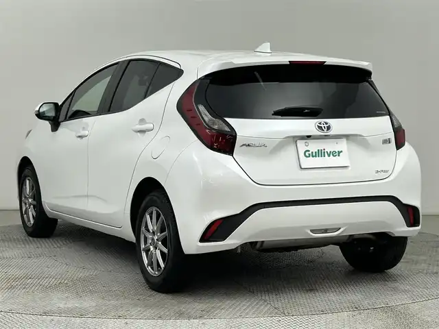 トヨタ アクア X 道央・札幌 2023(令5)年 1万km プラチナホワイトパールマイカ ・４WD/・寒冷地仕様/・１０．５インチディスプレイオーディオ（コネクティッドナビ）/　Miracast/Bluetooth/USB/・ステアリングスイッチ/・バックカメラ/・ビルトインETC/・ドライブレコーダー前後（ZDR017）/・社外１５インチAW（現着・冬）/・純正スチール＋キャップ（積込・夏・同サイズ）/・トヨタセーフティセンス/・衝突被害軽減ブレーキ/・レーンキープアシスト/・レーダークルーズコントロール/・オートマチックハイビーム/・横滑り防止装置/・ABS/・AC100V/・純正フロアマット/・LEDヘッドライト/・ヘッドランプレベライザー/・オートライト/・プッシュスタート/・スマートキー/・スペアキー/・取/保