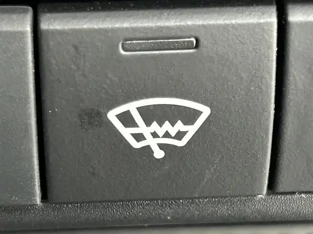 トヨタ アクア X 道央・札幌 2023(令5)年 1万km プラチナホワイトパールマイカ ・４WD/・寒冷地仕様/・１０．５インチディスプレイオーディオ（コネクティッドナビ）/　Miracast/Bluetooth/USB/・ステアリングスイッチ/・バックカメラ/・ビルトインETC/・ドライブレコーダー前後（ZDR017）/・社外１５インチAW（現着・冬）/・純正スチール＋キャップ（積込・夏・同サイズ）/・トヨタセーフティセンス/・衝突被害軽減ブレーキ/・レーンキープアシスト/・レーダークルーズコントロール/・オートマチックハイビーム/・横滑り防止装置/・ABS/・AC100V/・純正フロアマット/・LEDヘッドライト/・ヘッドランプレベライザー/・オートライト/・プッシュスタート/・スマートキー/・スペアキー/・取/保