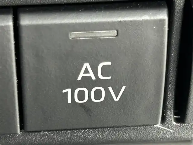 トヨタ アクア X 道央・札幌 2023(令5)年 1万km プラチナホワイトパールマイカ ・４WD/・寒冷地仕様/・１０．５インチディスプレイオーディオ（コネクティッドナビ）/　Miracast/Bluetooth/USB/・ステアリングスイッチ/・バックカメラ/・ビルトインETC/・ドライブレコーダー前後（ZDR017）/・社外１５インチAW（現着・冬）/・純正スチール＋キャップ（積込・夏・同サイズ）/・トヨタセーフティセンス/・衝突被害軽減ブレーキ/・レーンキープアシスト/・レーダークルーズコントロール/・オートマチックハイビーム/・横滑り防止装置/・ABS/・AC100V/・純正フロアマット/・LEDヘッドライト/・ヘッドランプレベライザー/・オートライト/・プッシュスタート/・スマートキー/・スペアキー/・取/保