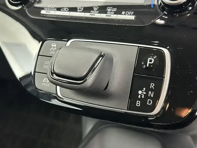 トヨタ アクア X 道央・札幌 2023(令5)年 1万km プラチナホワイトパールマイカ ・４WD/・寒冷地仕様/・１０．５インチディスプレイオーディオ（コネクティッドナビ）/　Miracast/Bluetooth/USB/・ステアリングスイッチ/・バックカメラ/・ビルトインETC/・ドライブレコーダー前後（ZDR017）/・社外１５インチAW（現着・冬）/・純正スチール＋キャップ（積込・夏・同サイズ）/・トヨタセーフティセンス/・衝突被害軽減ブレーキ/・レーンキープアシスト/・レーダークルーズコントロール/・オートマチックハイビーム/・横滑り防止装置/・ABS/・AC100V/・純正フロアマット/・LEDヘッドライト/・ヘッドランプレベライザー/・オートライト/・プッシュスタート/・スマートキー/・スペアキー/・取/保