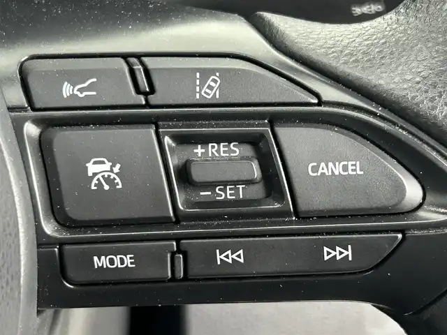 トヨタ アクア X 道央・札幌 2023(令5)年 1万km プラチナホワイトパールマイカ ・４WD/・寒冷地仕様/・１０．５インチディスプレイオーディオ（コネクティッドナビ）/　Miracast/Bluetooth/USB/・ステアリングスイッチ/・バックカメラ/・ビルトインETC/・ドライブレコーダー前後（ZDR017）/・社外１５インチAW（現着・冬）/・純正スチール＋キャップ（積込・夏・同サイズ）/・トヨタセーフティセンス/・衝突被害軽減ブレーキ/・レーンキープアシスト/・レーダークルーズコントロール/・オートマチックハイビーム/・横滑り防止装置/・ABS/・AC100V/・純正フロアマット/・LEDヘッドライト/・ヘッドランプレベライザー/・オートライト/・プッシュスタート/・スマートキー/・スペアキー/・取/保