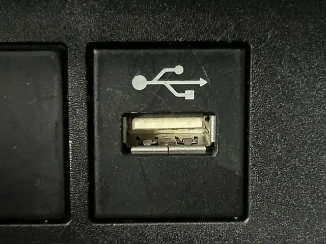 トヨタ アクア X 道央・札幌 2023(令5)年 1万km プラチナホワイトパールマイカ ・４WD/・寒冷地仕様/・１０．５インチディスプレイオーディオ（コネクティッドナビ）/　Miracast/Bluetooth/USB/・ステアリングスイッチ/・バックカメラ/・ビルトインETC/・ドライブレコーダー前後（ZDR017）/・社外１５インチAW（現着・冬）/・純正スチール＋キャップ（積込・夏・同サイズ）/・トヨタセーフティセンス/・衝突被害軽減ブレーキ/・レーンキープアシスト/・レーダークルーズコントロール/・オートマチックハイビーム/・横滑り防止装置/・ABS/・AC100V/・純正フロアマット/・LEDヘッドライト/・ヘッドランプレベライザー/・オートライト/・プッシュスタート/・スマートキー/・スペアキー/・取/保