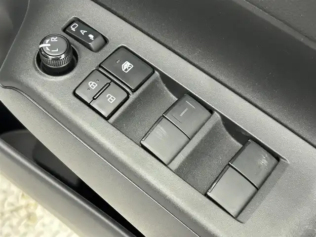 トヨタ アクア X 道央・札幌 2023(令5)年 1万km プラチナホワイトパールマイカ ・４WD/・寒冷地仕様/・１０．５インチディスプレイオーディオ（コネクティッドナビ）/　Miracast/Bluetooth/USB/・ステアリングスイッチ/・バックカメラ/・ビルトインETC/・ドライブレコーダー前後（ZDR017）/・社外１５インチAW（現着・冬）/・純正スチール＋キャップ（積込・夏・同サイズ）/・トヨタセーフティセンス/・衝突被害軽減ブレーキ/・レーンキープアシスト/・レーダークルーズコントロール/・オートマチックハイビーム/・横滑り防止装置/・ABS/・AC100V/・純正フロアマット/・LEDヘッドライト/・ヘッドランプレベライザー/・オートライト/・プッシュスタート/・スマートキー/・スペアキー/・取/保