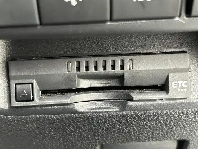 トヨタ アクア X 道央・札幌 2023(令5)年 1万km プラチナホワイトパールマイカ ・４WD/・寒冷地仕様/・１０．５インチディスプレイオーディオ（コネクティッドナビ）/　Miracast/Bluetooth/USB/・ステアリングスイッチ/・バックカメラ/・ビルトインETC/・ドライブレコーダー前後（ZDR017）/・社外１５インチAW（現着・冬）/・純正スチール＋キャップ（積込・夏・同サイズ）/・トヨタセーフティセンス/・衝突被害軽減ブレーキ/・レーンキープアシスト/・レーダークルーズコントロール/・オートマチックハイビーム/・横滑り防止装置/・ABS/・AC100V/・純正フロアマット/・LEDヘッドライト/・ヘッドランプレベライザー/・オートライト/・プッシュスタート/・スマートキー/・スペアキー/・取/保